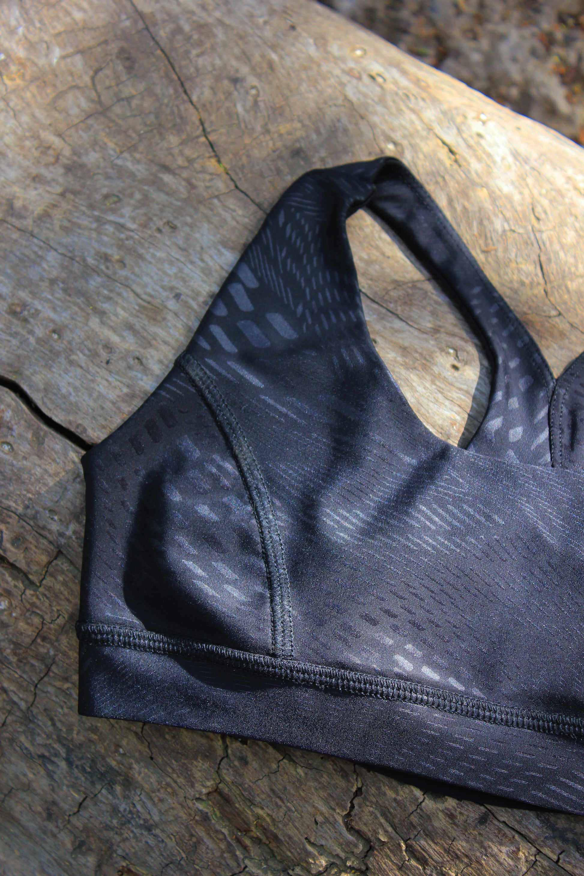 âme âme Activewear: X-Racerback Sports Bra Negro Estampado/Black Print Front View Close Up